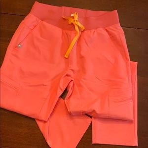 Figs neon pink KAURO XS